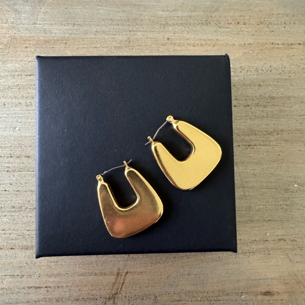 Madewell Chunky Triangle Sculpted Hoop Earrings in Vintage Gold